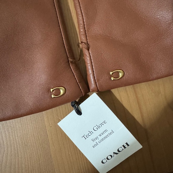 🥰 Coach Sculpted Signature Leather Tech Gloves Saddle - Picture 3 of 7